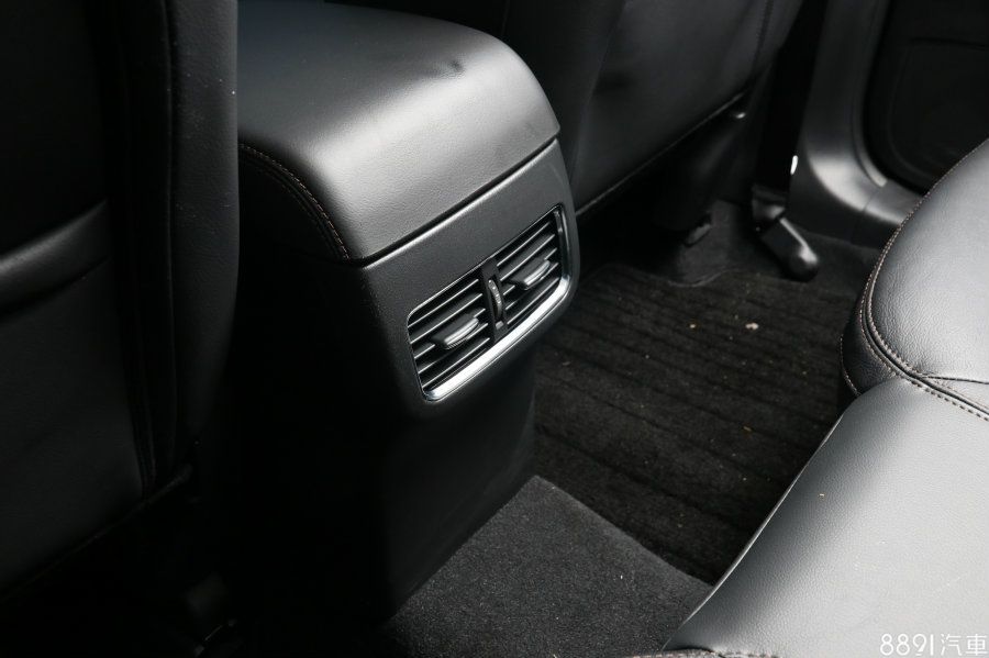 CX-5改款後全車系標配後座出風口,對於夏季的炎熱天氣來說,相當受用。