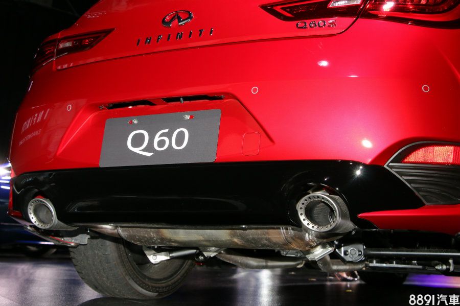 3.0t Red Sport專屬配置不同式樣的雙出尾管，相較其餘車型，更能在視覺上詮釋出其具有400hp最大馬力之強悍性能。