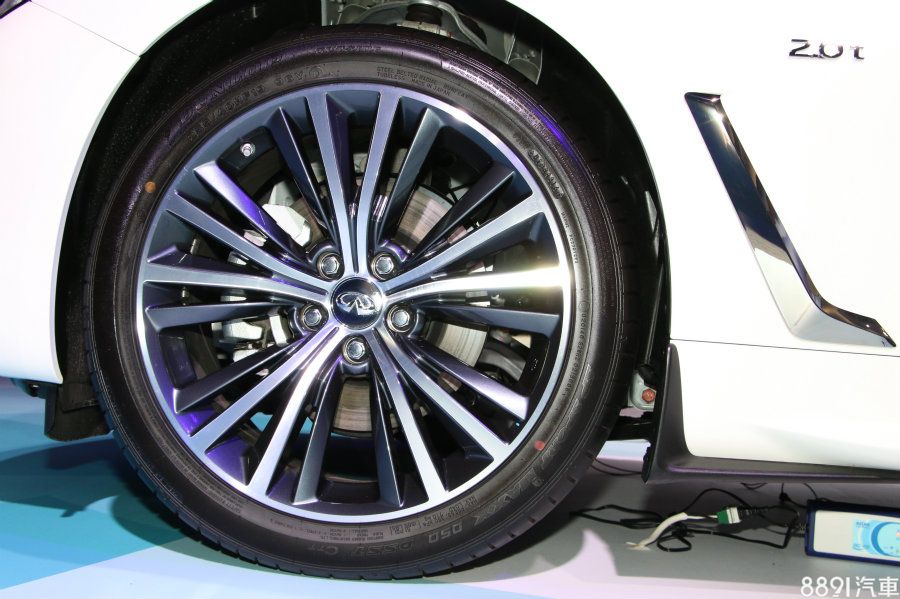 全車系標配19吋鋁圈，但3.0t Red Sport的鋁圈造型更富張力（上圖，下圖為2.0t車型），並配置前四後二對向式活塞紅色卡鉗。