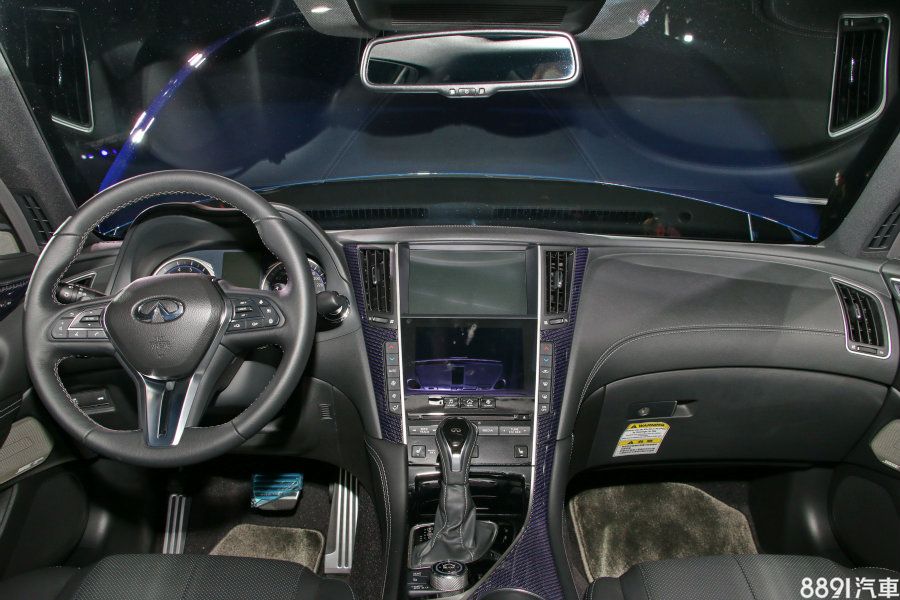 環艙式風格的車室以大量皮革包覆增添質感，提供馳夜黑、幻影紅及閃電白三種內裝色可選，並可客製化選擇類碳纖維、銀色或消光灰飾板妝點，由於配置Intouch雙螢幕主控台，傳統物理按鍵亦獲得簡化。