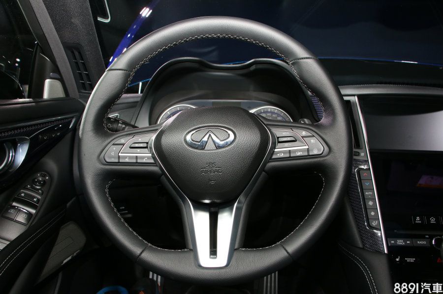 運動化多功能方向盤可4向電動調整，換檔撥片則為3.0t Red Sport車型專屬配置。