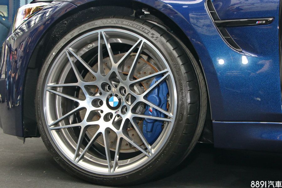 由於標配Competition Package套件，圈胎尺碼從原先的前255/35R19、後275/35/R19，加大為前265/30R20、285/30R20，且與M4 GTS的樣式相同，配胎則採用米其林Pilot Super Sport。