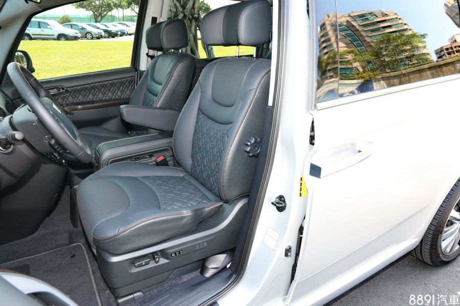 座椅的菱格紋路重新設計，坦白說這部分差異不大，無論是新年式或過去，都有不錯的豪華感。