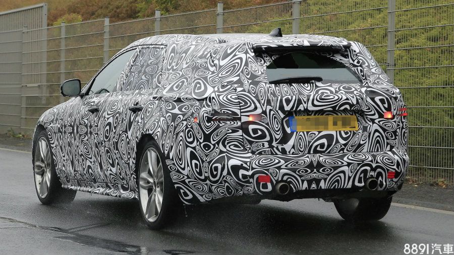 為了兼顧旅行車的實用性質，尾部自B柱向下傾斜幅度不似XF那麼大，大量橫向鈑線及凹凸有致的設計，使新一代XF Sportbrake車尾較前代更富層次感，看起來亦更加厚實寬廣，並配置兩側雙出尾管。