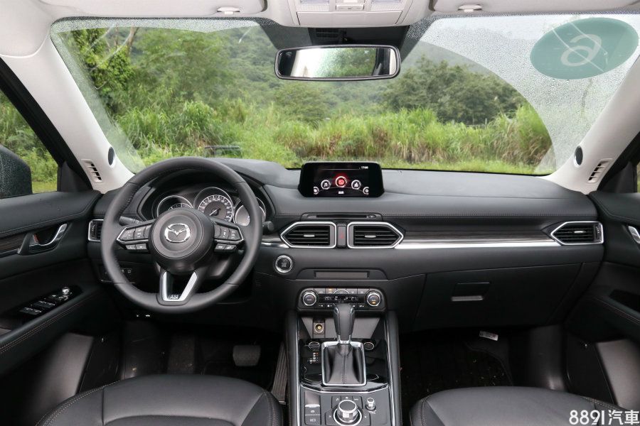 新一代CX-5於車室質感呈現有所精進，多處經重新設計，搭配如出風口、車門內側把手的細節處理，並於中控及車門飾板加入車縫線點綴，營造出逼近豪華車款的感受。