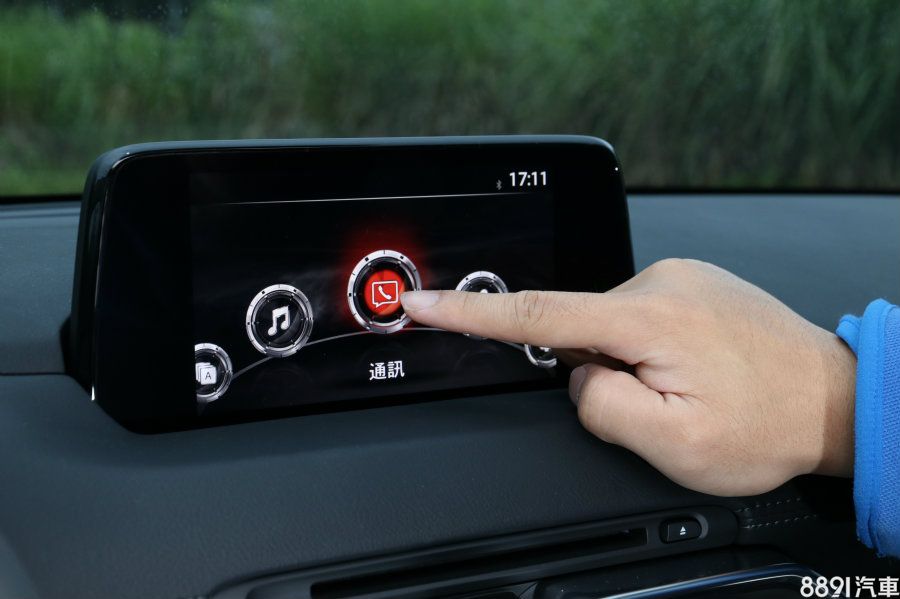 全車系標配的7吋多功能顯示幕，整合娛樂、藍牙、倒車顯影、車況信息等功能，反應及時，且較前代其位置略向上移，讓車主在行駛中時無須過度轉移視線，兼顧行車安全。