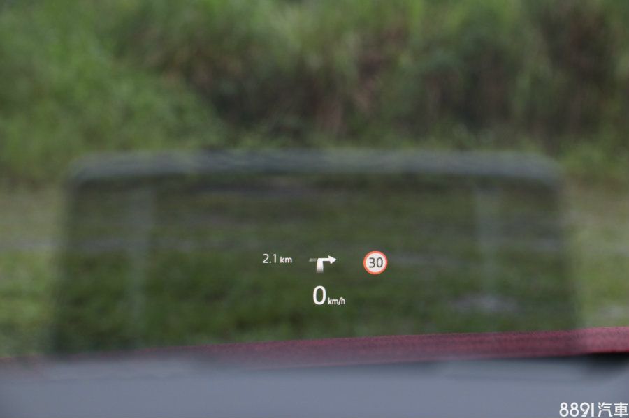Sky-G 2WD頂級型以上配置的全彩抬頭顯示幕，提供時速、道路限速等訊息，若有選配衛星導航，也能將簡易的路況資訊顯示於其上。