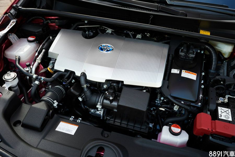 二代CT 200h預計搭載四代Prius的Hybrid系統,以經過優化、原廠代號為2ZR-FXE、可產生98hp/14.5kgm的1.8升直四VVTi Atkinson引擎,搭配出力為72hp/16.5kgm電動馬達之設定。