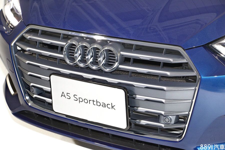 現場展示車輛為A5 Sportback的40 TFSI Sport車型，在水箱護罩、前後保桿都擁有較為運動化設計之式樣，A5 Coupe 40 TFSI Sport亦然。