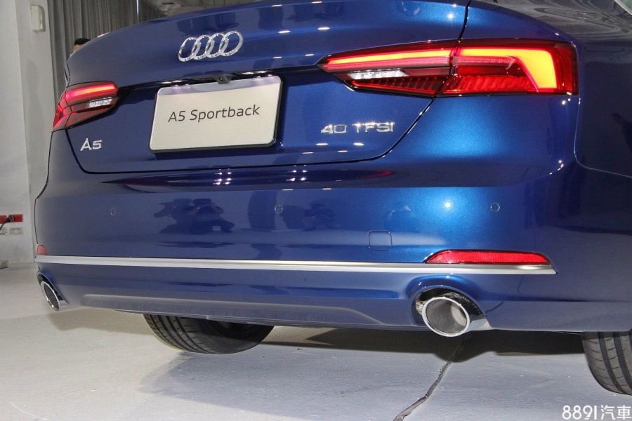 配置新式樣後保桿、下分流器、LED尾燈，40 TFSI Sport車型標配專屬Sport鍍鉻排氣尾管。