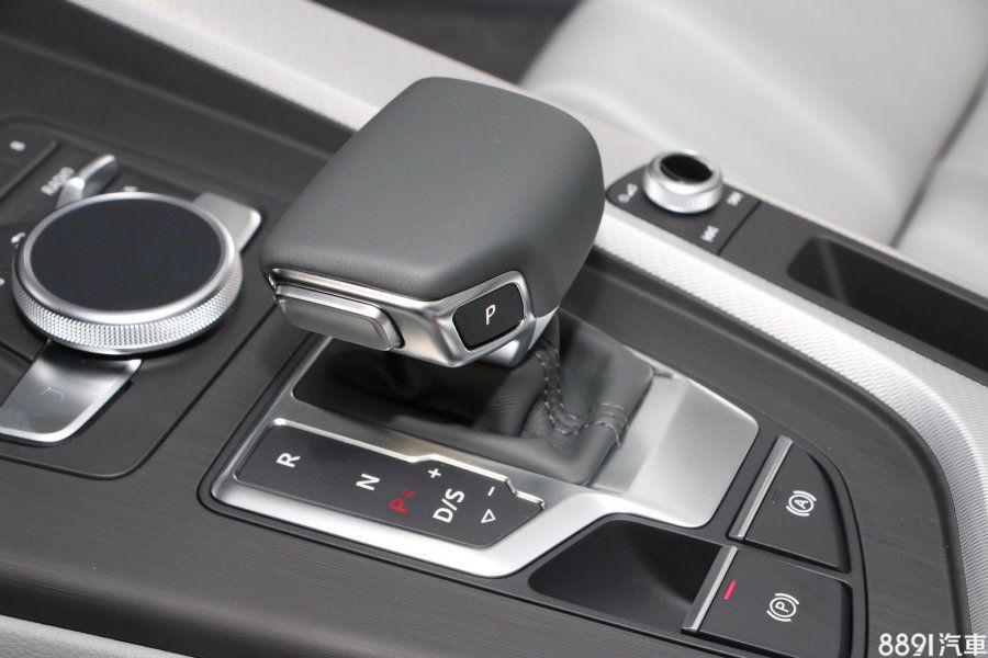 排檔頭造型在新世代Audi車款中常見， P檔位置剛好設計在拇指位置，操作上相當方便，後方為電子手剎車與Auto Hold，前方則為MMI系統操作介面。