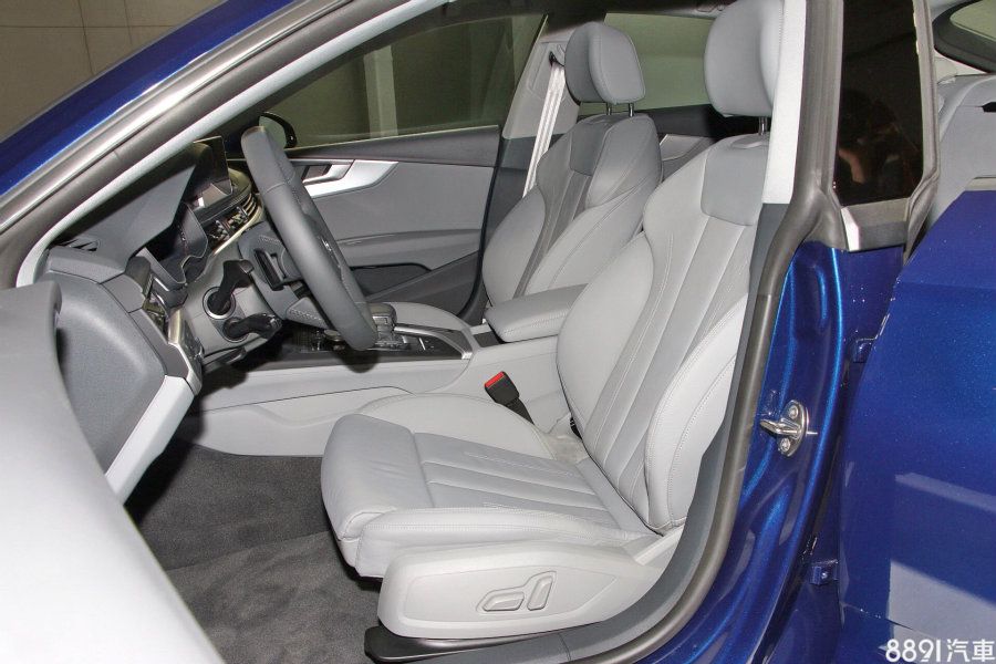 全車系標配真皮座椅、雙前座電動調整，40 TFSI Sport以上車型擁有跑車化前座椅，45 TFSI quattro Sport以上增加雙前座電動腰靠，S5 Coupe/Sportback則多了駕駛座記憶功能。