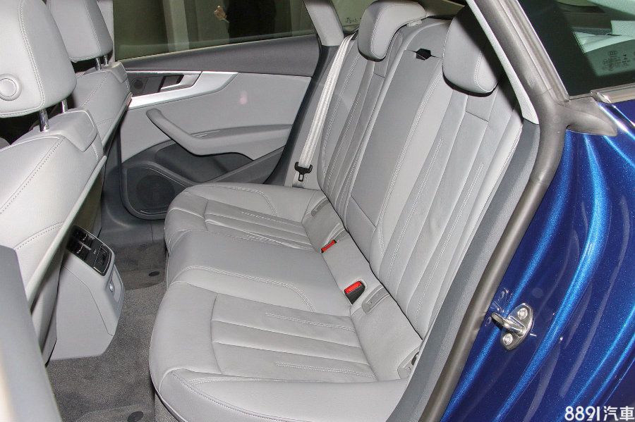 據原廠表示，第二代A5/S5 Coupe及Sportback車身尺碼均變大，車室空間亦有所增加，Sportback由於斜背及高腰線的外觀設計，後座乘客還是會略感些許壓迫，中央地板隆起也略高，難免影響中間乘員之腳步擺放空間。