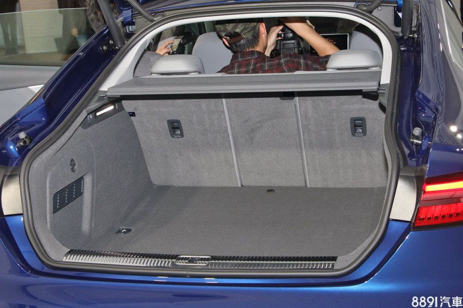 A5 Sportback受到外型限制，尾門開口不大，但後座可做4/2/4分離傾倒，故行李廂容積能有較彈性之空間，平整度也極高。順帶一提，尾門開啟高度頗高，身材較矮小的女性若想搆到會略嫌吃力。
