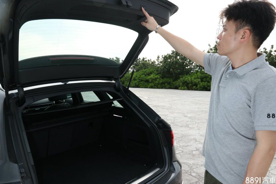 S4 Avant標配電動啟閉尾門，已算是高級車不可或缺的項目，開啟後的角度與按鈕位置還算理想，身材嬌小的人員來操作也不會感到太吃力。