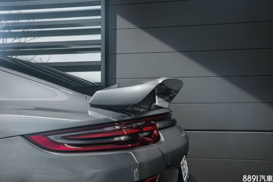 尾門上方的擾流尾翼雖然吸睛，但也代表Panamera Turbo車型恐怕得放棄此番張揚的配置，不過若你願意視原廠的主動式尾翼如無物，也許GrandGT能替你換上。