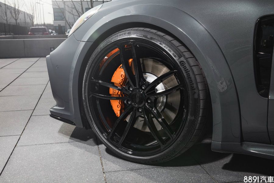 GrandGT搭載22吋TechArt Formula IV鋁圈，配胎尺寸為前285/30R22、後335/25R22，除了配置TechArt的前六、後四活塞卡鉗，卡鉗色彩也能客製化選擇，妝點出獨一無二的愛車。