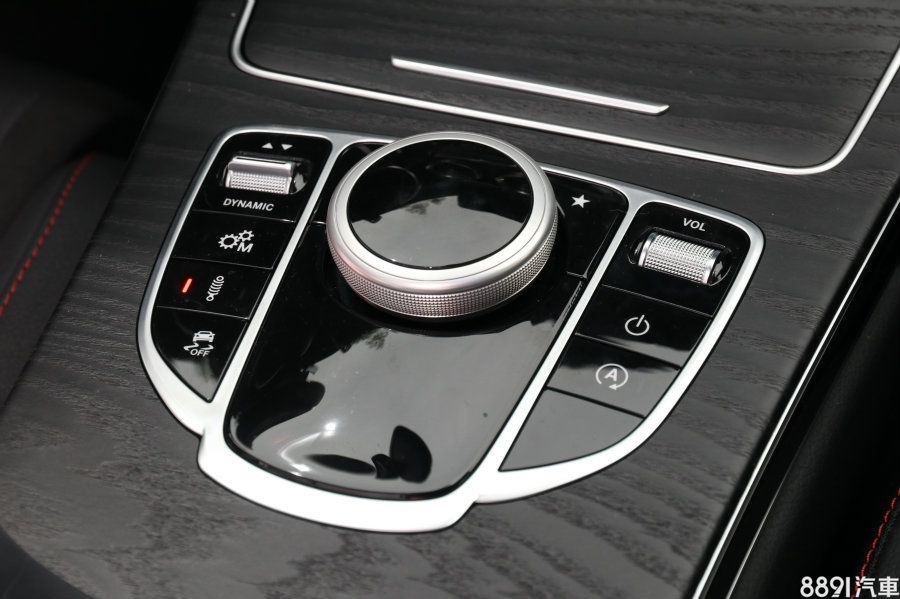 多媒體控制旋鈕雖不像S4有觸控手寫，但旋鈕的操作方式倒是相似，周圍還設有駕駛模式切換（ECO/ Comfort/ Sport/ Sport+）、功能設定以及懸吊阻尼的調整按鈕，調整機能上比起S4就手了些。