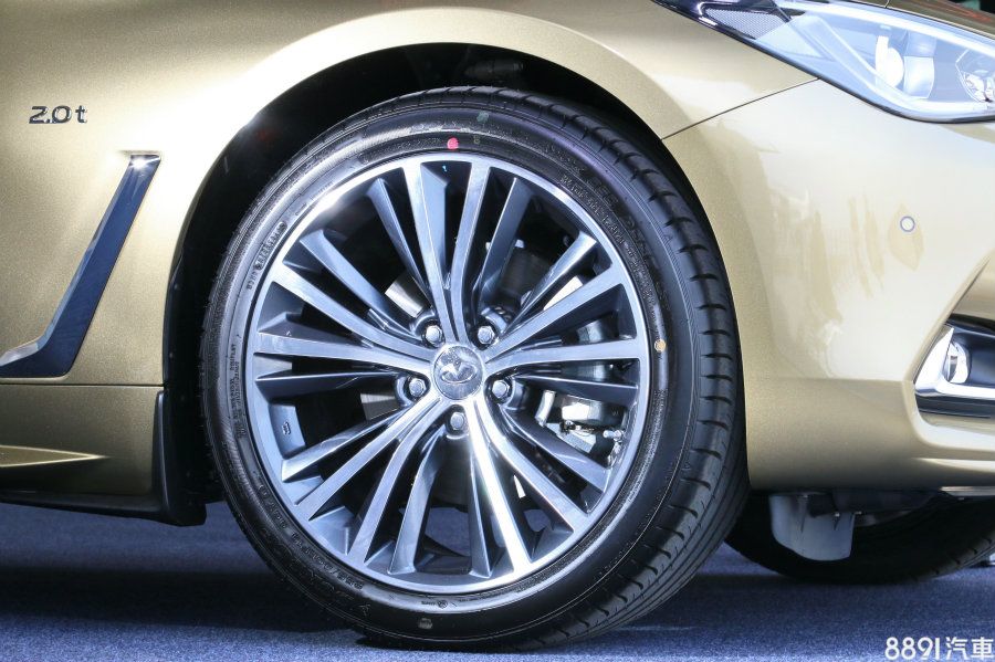 圖為2.0t車型標配的19吋鋁圈造型，搭配尺碼255/40R19的登錄普SP Sport Maxx 050 Dsst失壓續跑胎，為性能取向，規格與等級沒有不足之處。