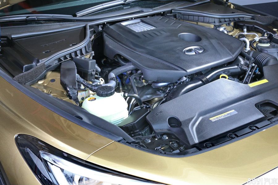 入門的2.0t動力採用2.0升L4 Turbo引擎，也就是和賓士250動力相同的機體（代號M274），最大輸出211hp/35.7kgm，搭配7速手自排變速箱。