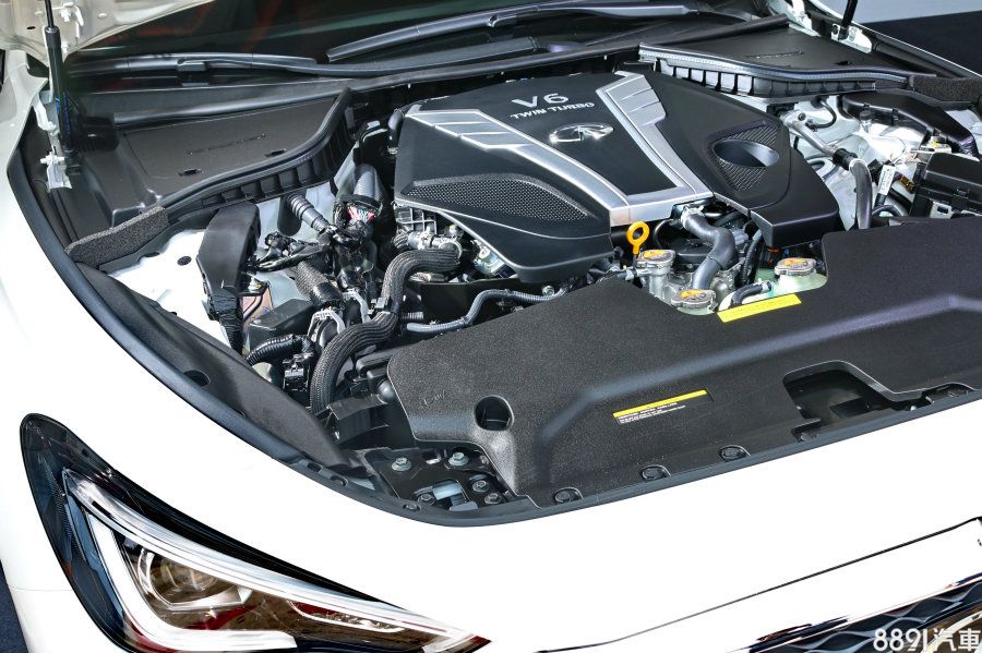 3.0t搭載Infiniti自行研發的3.0升V6 Twin-Turbo引擎，輸出數據為400hp/48.5kgm，一樣搭配7速手自排變速箱，不過附有方向盤換檔撥片。