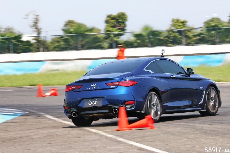 在繞錐部份,一樣以3.0t作為體驗車輛,能感受到轉向反應不慢,但偏向中性,不會過於敏感,而其標配的DDS電子懸吊支撐性佳,Sport+模式下也仍有一定韌度,不過因為是在平坦的賽道路面,若是實際一般道路,則又是真正的考驗。