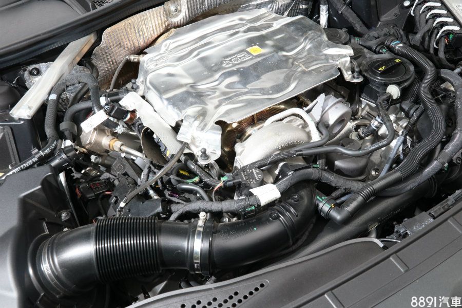 如此單渦輪設計巧妙運用了機械空間，Audi工程師宛如「全能住宅改造王」的收納高手，把向來被認為是燙手山芋的渦輪增壓器放在V型引擎夾角空間裡，進排氣管路也分佈得恰如其分，引擎體積因此縮小不少。