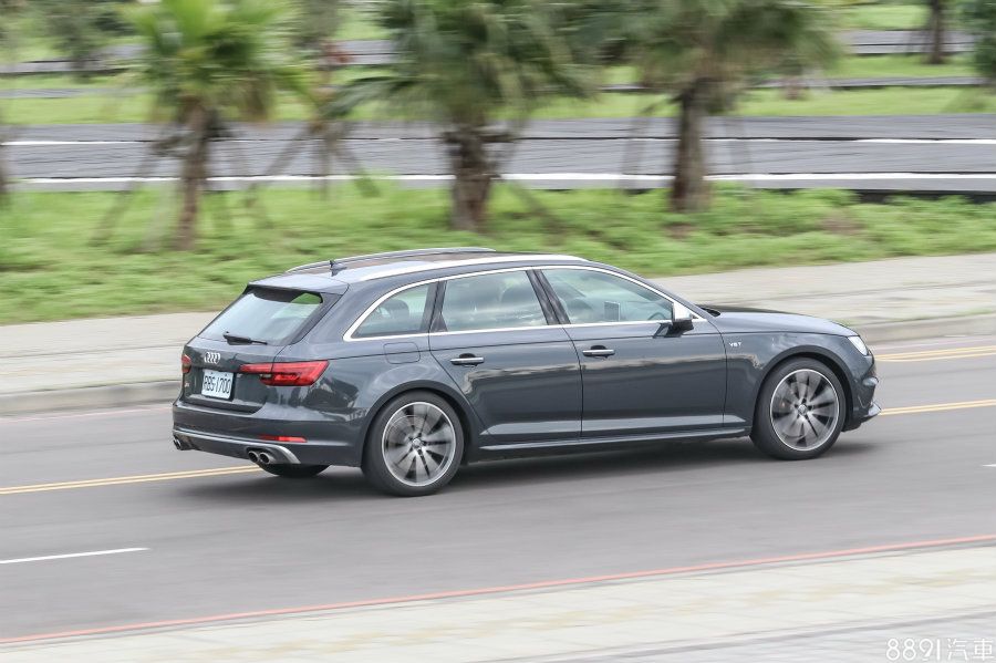 S4聲浪趨於低調，多數狀況均處於悶哼狀態，就算是全油門衝刺，聲浪依舊只是點到為止。