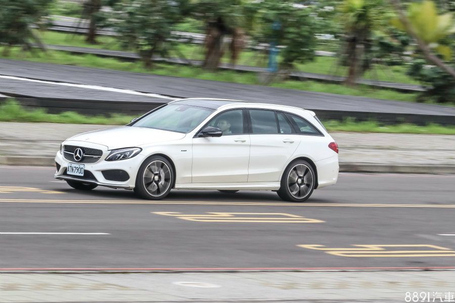 C43聲浪經過刻意調校，就算行車模式處於一般狀態，只要油門稍稍加深，立即傳來嘹亮聲浪，Sport+模式下甚至會有放炮內燃聲。