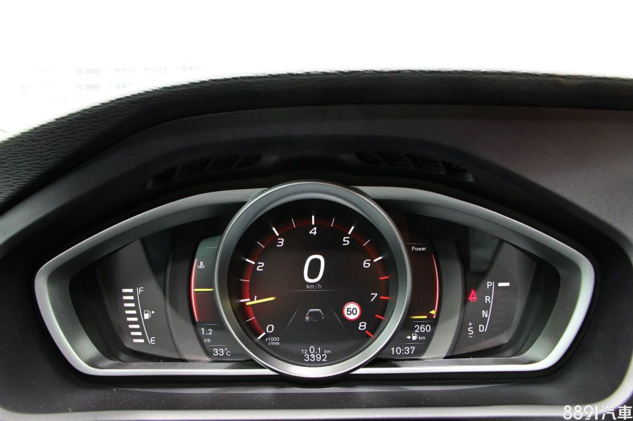 兩車型標配的8吋數位化儀錶,可切換Eco節能/Elegance典雅/Performance性能三種模式,圖中的性能模式,可直接以數字呈現時速,在下方還有ACC主動巡航/QA車流輔助的示意圖示。