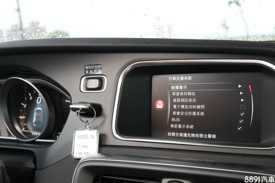 7吋的多媒體介面,除了整合導航之外,在Volvo引以為豪的安全配備也可在此調整,像是反應聲響或是作動靈敏度等,不過並未有Apple Play或Android Auto等與手機串流的功能。