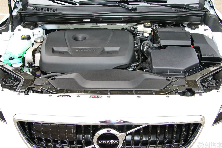 這具2.0升直4渦輪引擎,最大輸出190hp/32.6kgm,實測0~100km/h為8.28秒,如果想起他是一輛1.6噸重的車款,便會發現這樣的成績算是十分有力,但油耗表現就是弱項,能源局公布平均油耗是11.2km/L。