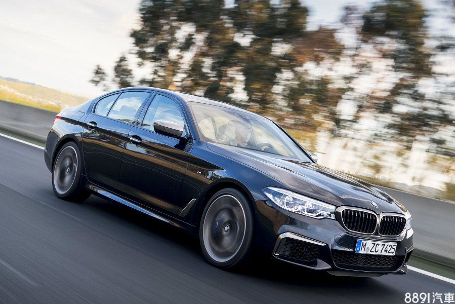 BMW M550i xDrive市區油耗6.58km/L、非市區油耗則為12km/L,平均油耗9.2km/L,同樣取得1級能源效率等級之成績。