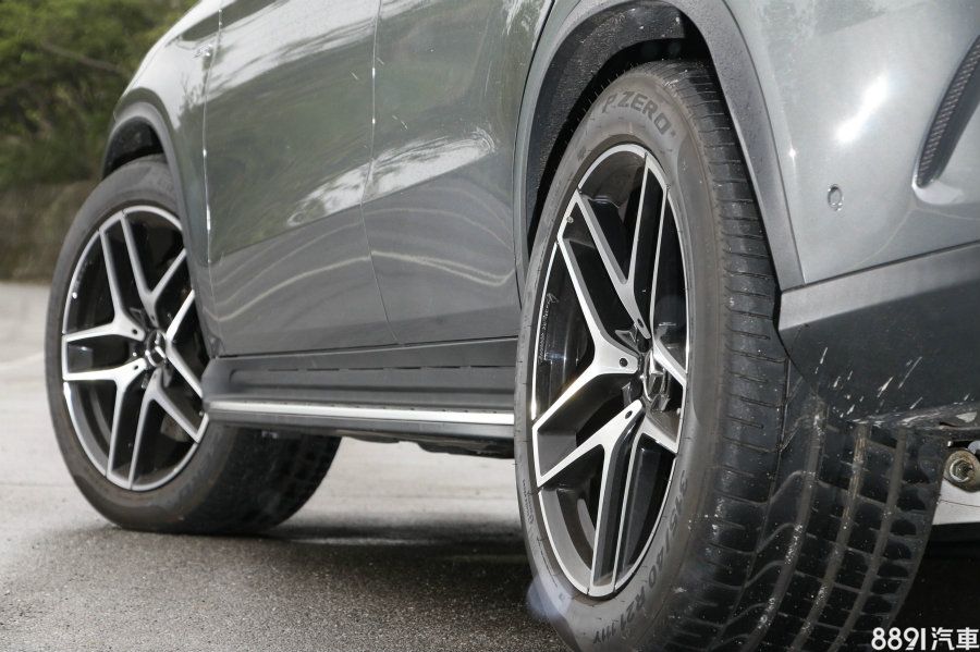 前275/45R21後315/40R21的配胎規格相當誇張,比很多六百匹超跑都來的寬大,有了這樣的大腳加持,對於操控表現不加分也難!