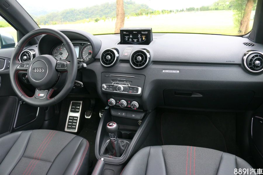 標準版S1內裝風格趨於低調,沒有太多鮮明的性能氣息,除非選配平底方向盤、造型更跑車化的座椅,便會增加不少熱血氣息。