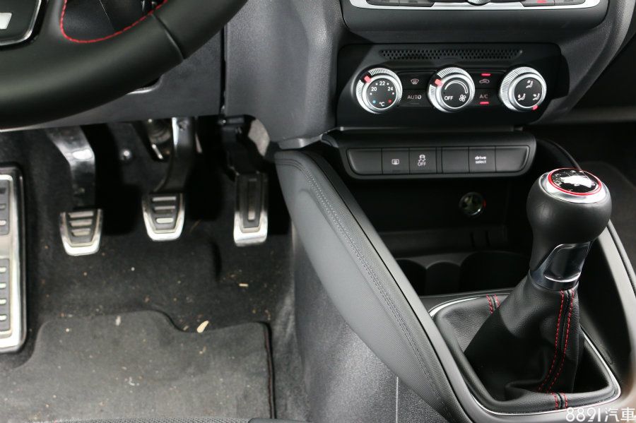 6MT排檔的檔位間距、行程適切,不過總覺得可以再更短捷一點,而離合器接合點則不算明確,整體來說,手排操作介面稱不上熱血,以好操作、易上手為主。