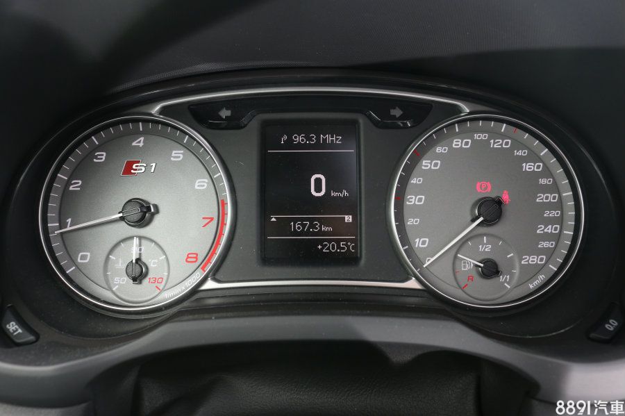 儀錶設計簡單明瞭,沒有太多花俏造型與專屬設計。