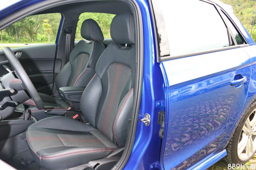 前座款式與一般S Line版本相當,包覆性不錯,而織布與皮革混搭,加上紅色縫線,質感也算是理想。