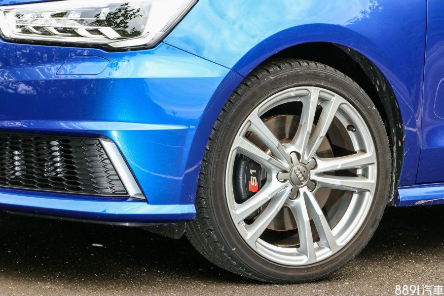 標準款17吋鋁圈造型一般,而配胎215/40R17的馬牌CPC2並不寬大,等級也非最高階,不過奔馳起來倒是沒有明顯不足之處。