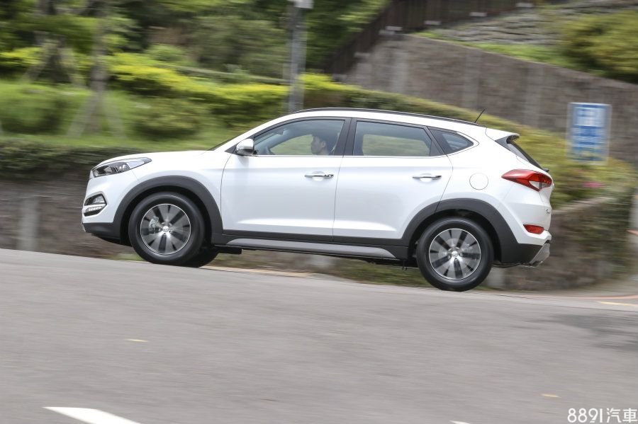 7速雙離合器變速箱的換檔表現以平順為優先考量，性能車上電光火石換檔表現是在Tucson 1.6T上看不到的，而輸出札實的引擎，讓本車擁有最佳加速實測成績。