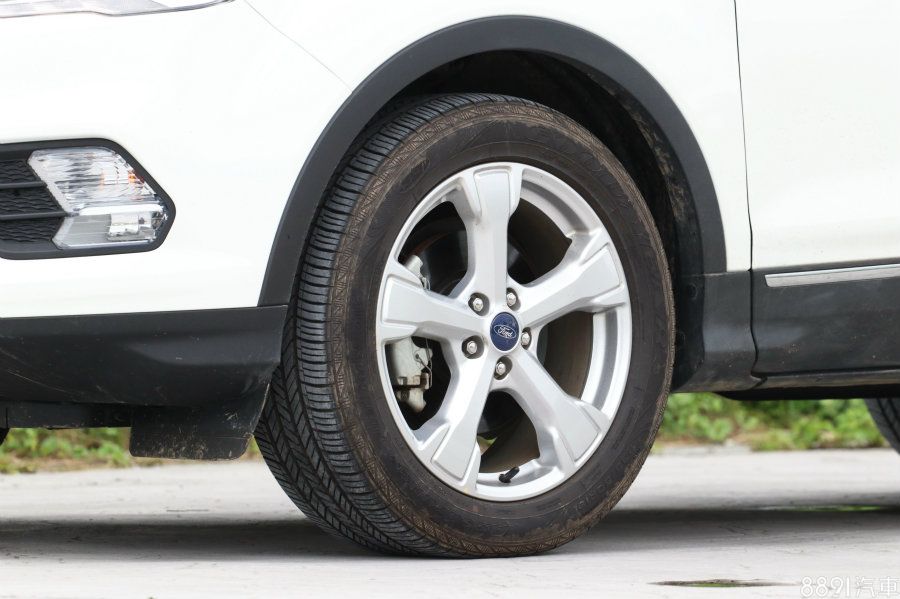 Kuga EcoBoost 180時尚經典型配置235/50R18的固特異Fuel Max多功能胎，尺碼是同場最寬，但配胎的表現只能算是一般。