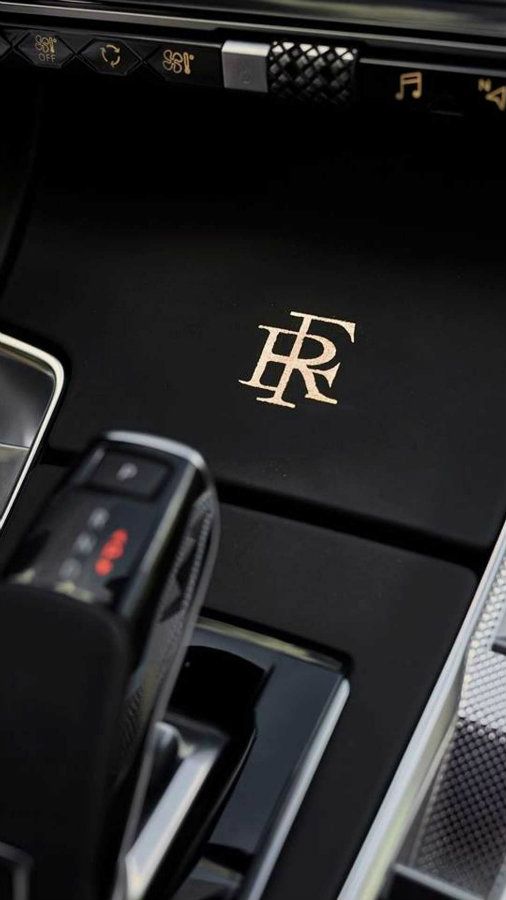 車室內部也在多處加入代表法國字樣的燙金縮寫徽飾。