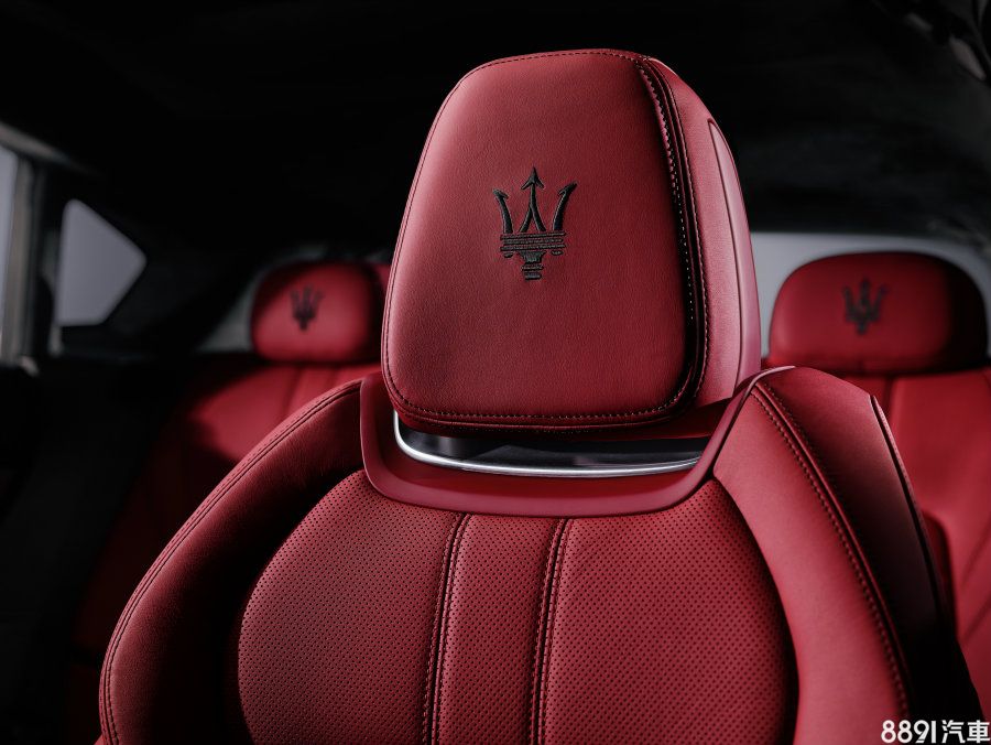 標配運動化座椅附12向電動調整，頭枕上的三叉戟徽飾，更是顯示其身分的最好象徵。