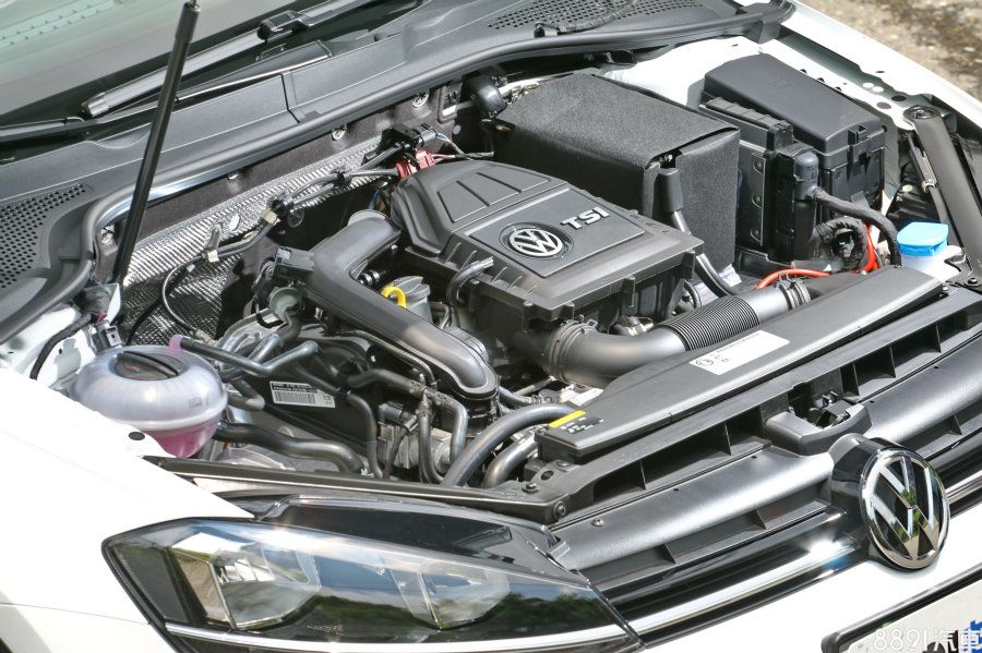 1.0升的引擎小歸小，不過在渦輪的加持下，也有110hp/20.4kgm的最大輸出，再搭配1255kg的車重，原廠0~100km/h加速數據為9.9秒，如果對數字沒甚麼概念，其實就是差不多比1.8升國產中型房車再好一點點。