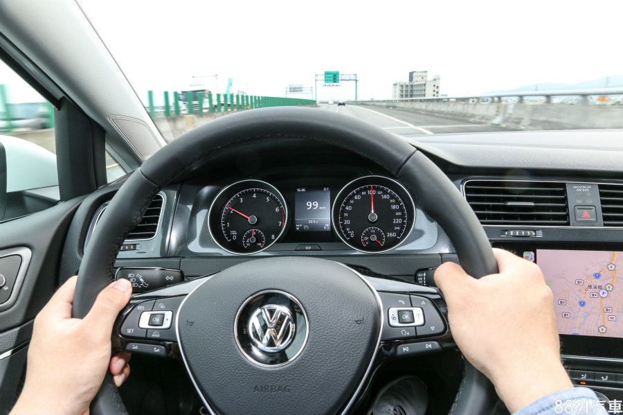大約100km/h巡航時，Golf 230TSI的引擎轉速落在2100rpm左右，以變速箱有7個檔位設定而言，第七檔齒比設定似乎還可以再低一些。至於若你擔心三缸引擎運轉品質，我們可以肯定的告訴你無須擔憂，若不說，其實很難察覺這是一具三缸引擎。