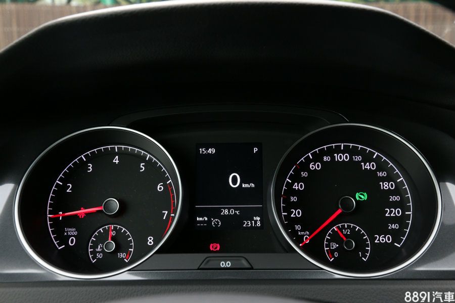 由於這次試駕車型以230 TSI為主,12.3吋液晶儀錶並未現身,依舊是與原先相同的傳統指針式設計,沒太多新鮮感,但各種資訊辨識倒也清晰一目瞭然。