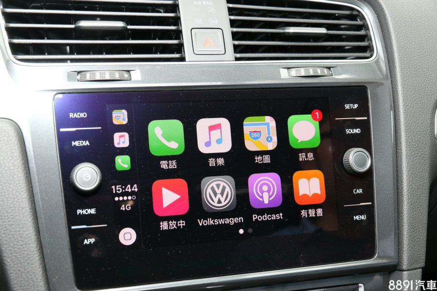 App-Connect的功能,可鏡射操作手機應用程式,順暢度與反應快慢都讓人滿意,並且含括去年推出的Customer-Link車輛監控功能,可協助車主掌握行車資訊。