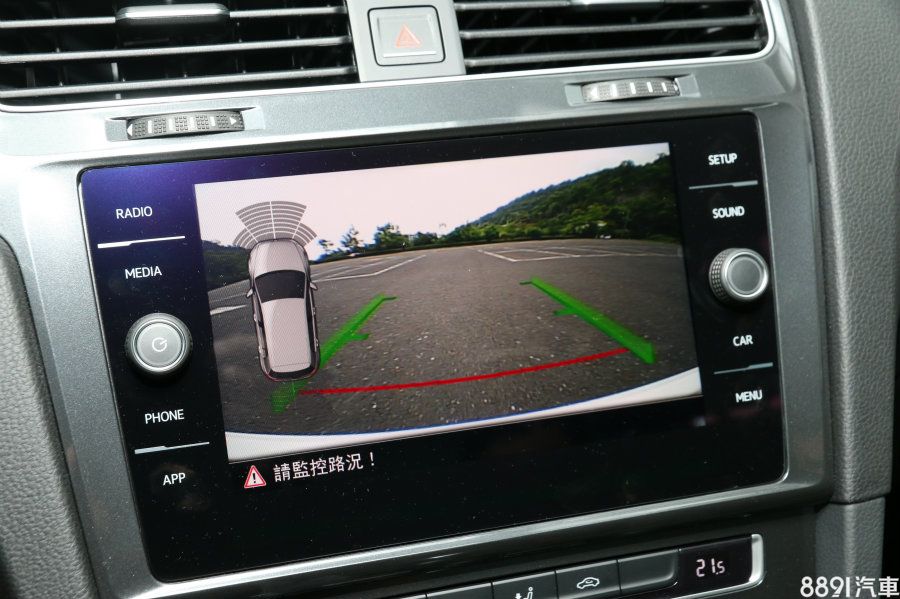 倒車顯影從CL以上車型開始標配,整合前後雷達的圖像警告與顯影畫面,而在TL中僅有一般的前後圖像式警告。