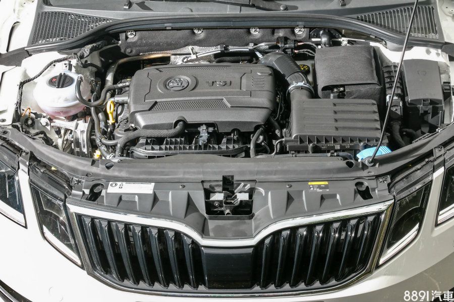 這具1.8升四缸渦輪引擎，可輸出180hp/28.5kgm，1250～5000rpm的扭力平原頗為實用，搭配6速DSG自手排變速箱，整體動力的協調性佳。