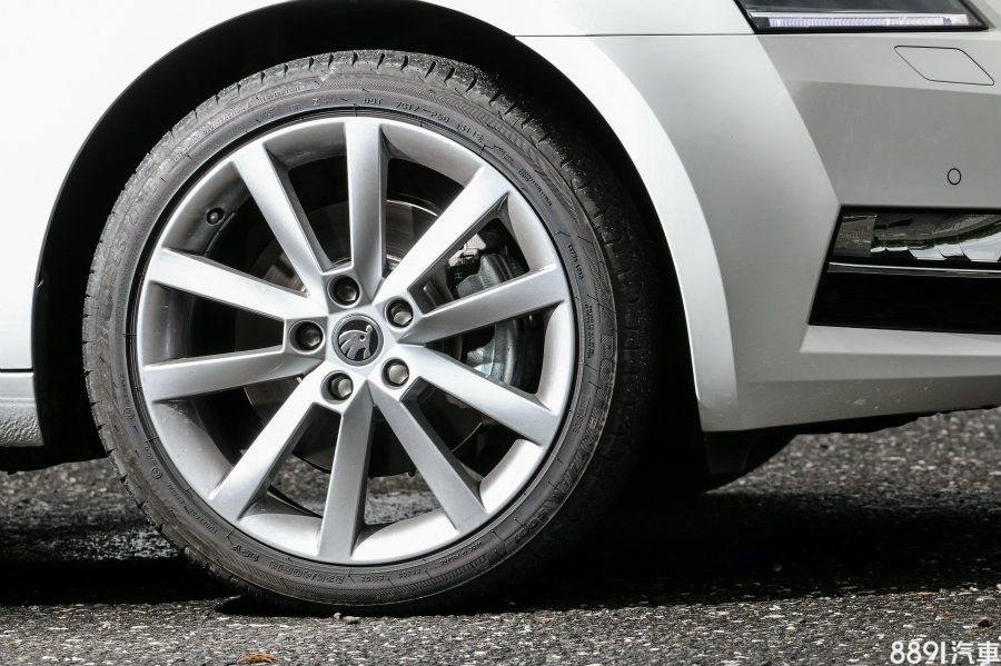 試駕車選配18吋鋁圈,配胎採用225/40R18的普利司通Potenza S001跑胎,應付本車性能不成問題,標準的圈胎配置則是225/45R17。